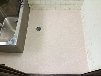浴室のタイル床をクッション性のある床に！！